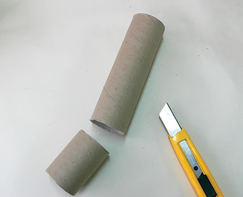 Maket bıçağıyla ikiye kesilmiş karton rulo, kısa ve uzun iki kalemlik parçası