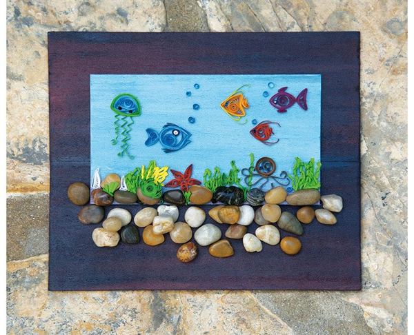 Quilling denizaltı panosu: mavi zeminde kağıt dolama balıklar, denizanası, deniz yıldızı ve çakıl taşları