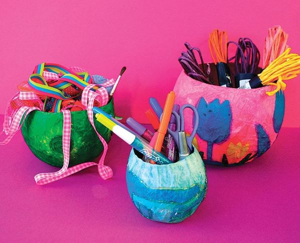Balon kase: pembe zemin üzerinde pelür kağıt kaplı renkli üç kase, içlerinde kalemler, makas ve kurdeleler