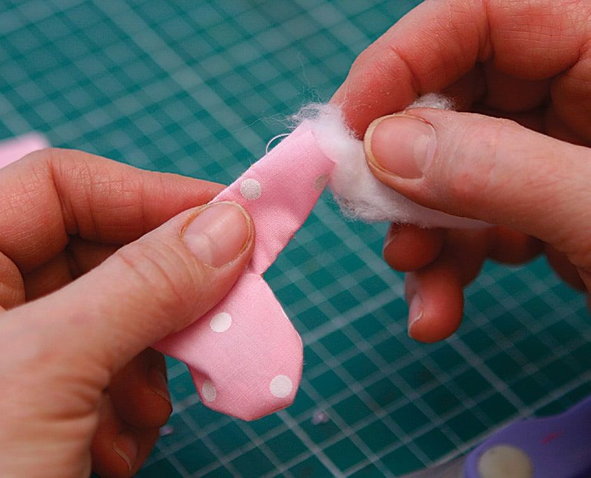 Pembe puantiyeli bacak parçasının içine parmakla elyaf dolgu itiliyor