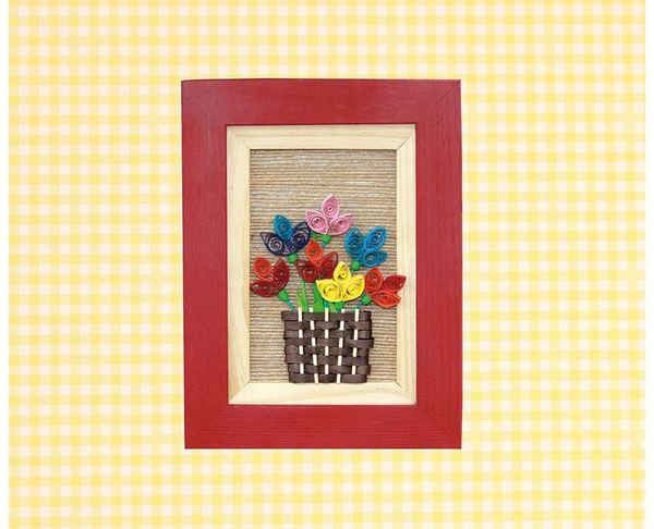 Quilling lale çerçeve: kırmızı çerçevede kahverengi sepetten yükselen renkli kağıt laleler