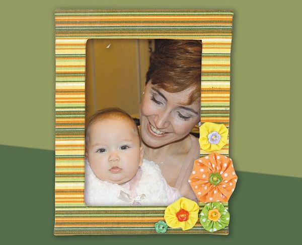 Kumaş çerçeve: çizgili kumaş kaplı çerçevede bir yetişkin ve bebek fotoğrafı, köşede kumaş çiçekler