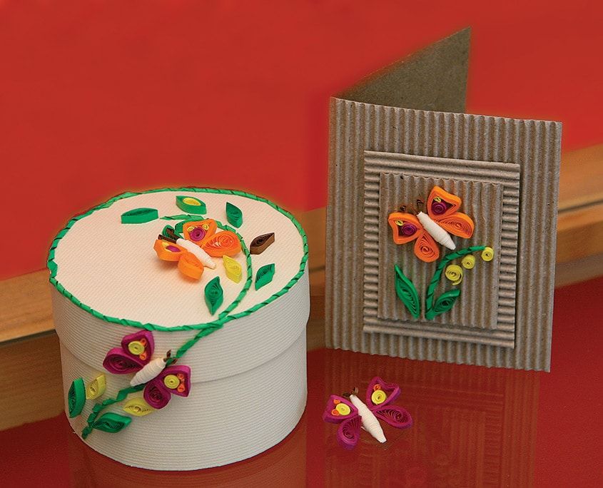 Quilling kutu süsleme: kapağı turuncu kelebek ve çiçeklerle süslü yuvarlak kutu ve oluklu kart