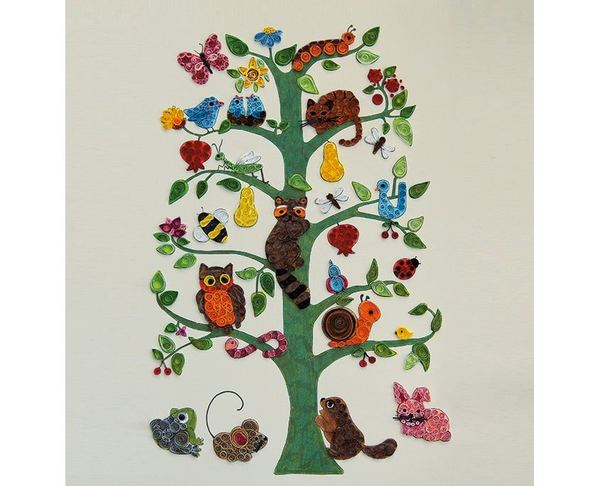 Quilling hayat ağacı: yeşil gövdeli ağaçta kağıt dolama baykuş, kelebekler, kuşlar ve dibinde hayvanlar