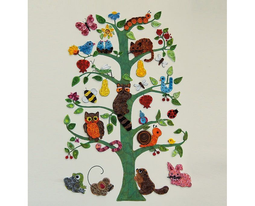 Quilling hayat ağacı: yeşil gövdeli ağaçta kağıt dolama baykuş, kelebekler, kuşlar ve dibinde hayvanlar
