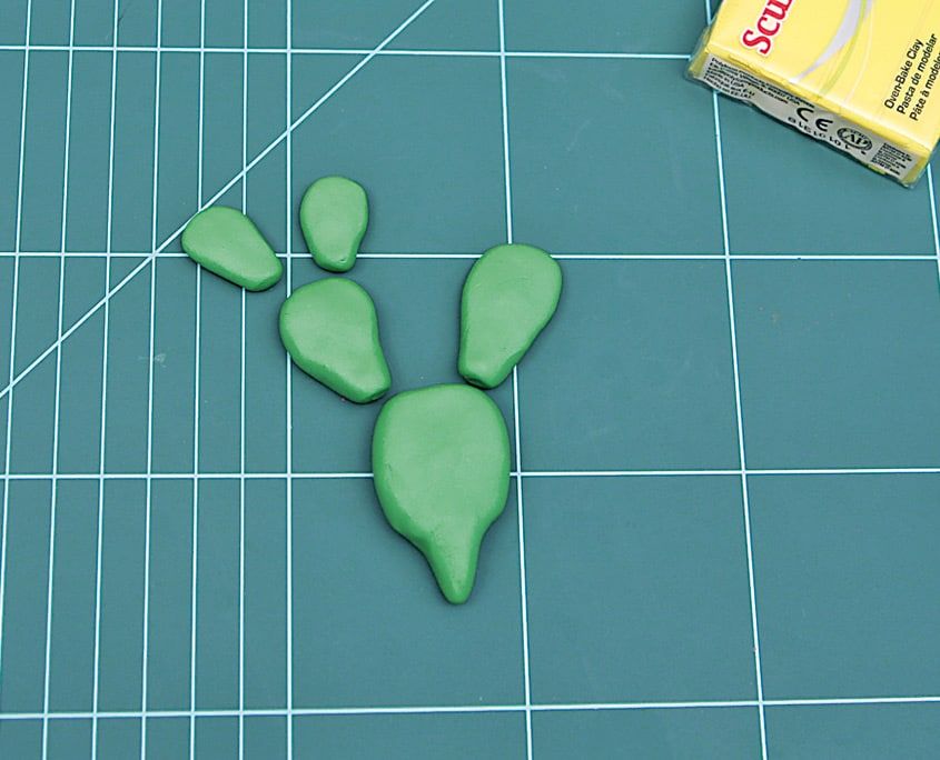 Kulaklı kaktüsün yassı oval yaprakları kesim matı üzerinde birbirine eklenecek şekilde dizilmiş