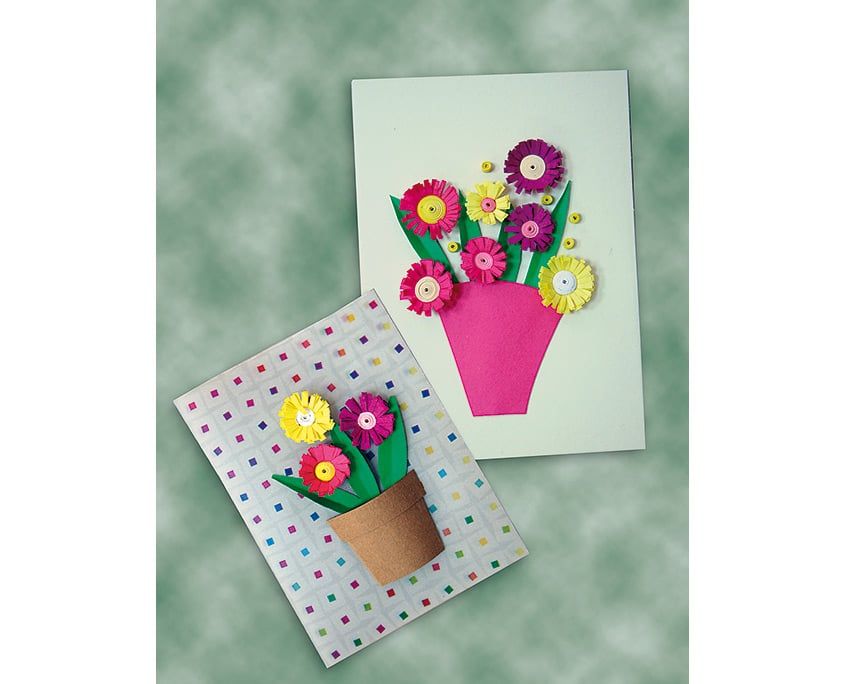 Saksıda ve pembe vazoda rengarenk quilling papatyalar bulunan iki tamamlanmış çiçek kartı