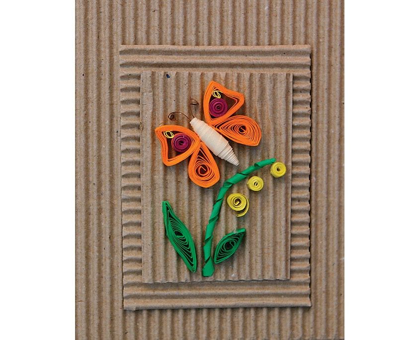 Oluklu mukavva kart üzerinde turuncu quilling kelebek, yeşil kıvrık dal ve sarı çiçekler