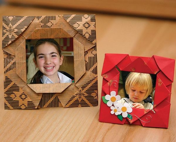 Mini origami çerçeve: desenli kahverengi ve kırmızı kağıttan katlanmış, içinde fotoğraf olan iki çerçeve