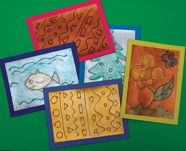 Tutkal ile boyama: tutkal çizgileriyle çizilip pastel boyayla renklendirilmiş balık, ağaç, çiçek ve desen resimleri