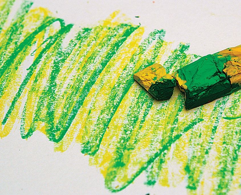 Yeni biçimli çok renkli pastel boyayla kağıda karalanmış yeşil ve sarı çizgiler