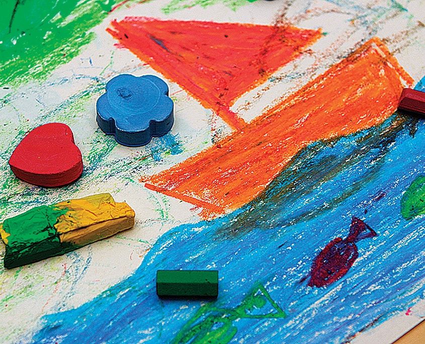 Küçülen pastel boyaları değerlendirelim: kalıplarda eritilmiş çiçek ve kalp biçimli pastel boyalar, pastel resim üzerinde