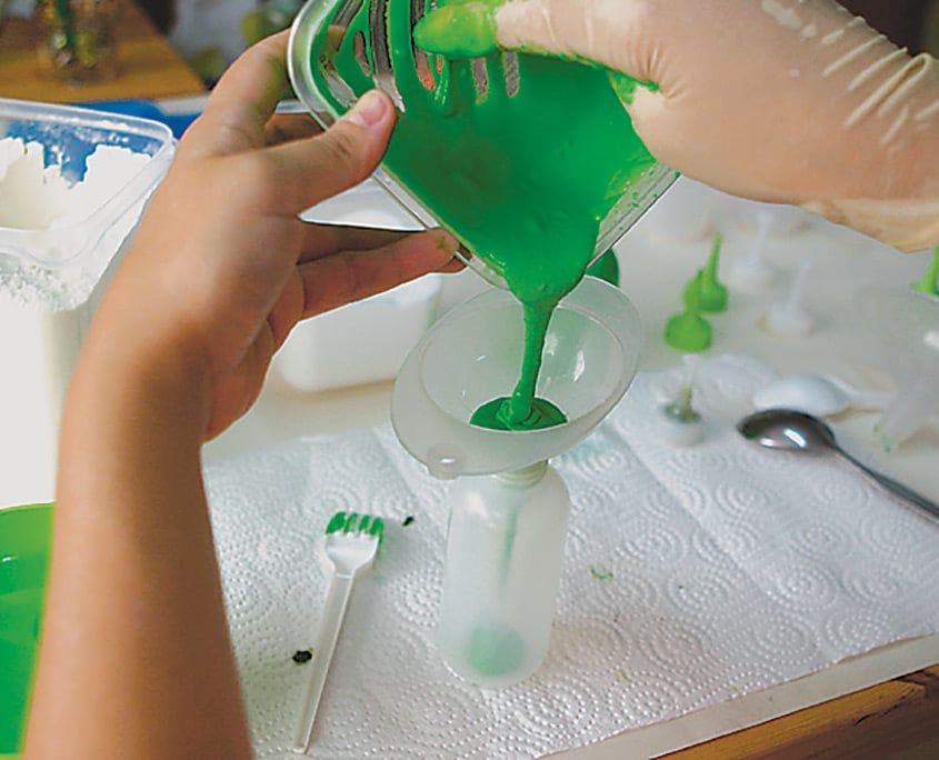 Hazırlanan yeşil kabaran boya huni yardımıyla plastik sıkma şişesine dolduruluyor