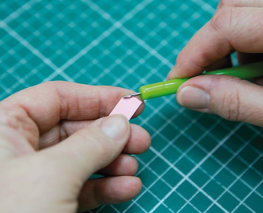 Pembe şerit yeniden quilling kalemine takılıp sarılarak yeni bir çiçek başlatılıyor