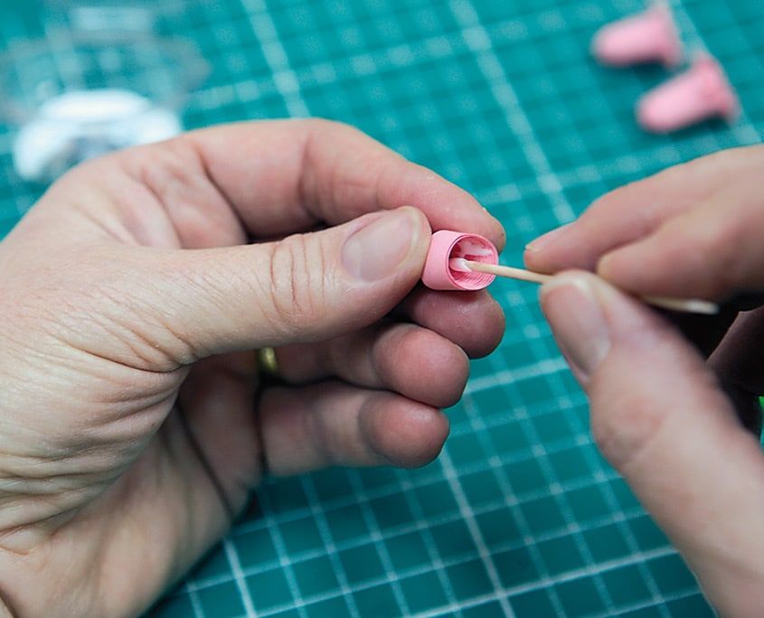 Sıkı pembe rulonun ortası kürdanla itilerek çan biçimli bir kubbe oluşturuluyor