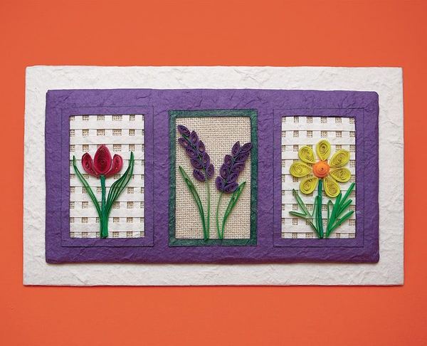 Quilling lavanta çerçeve: mor paspartunun üç penceresinde lale, lavanta ve sarı nergis