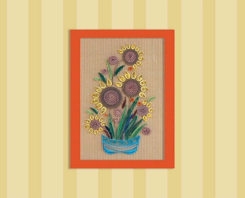 Quilling çiçek pano: turuncu çerçevede mavi vazodan taşan kahverengi ve sarı kağıt dolama çiçekler