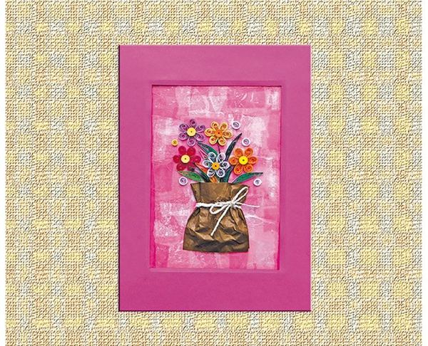 Quilling çiçek çerçeve: pembe paspartu içinde kahverengi saksıdan taşan renkli kağıt dolama çiçekler