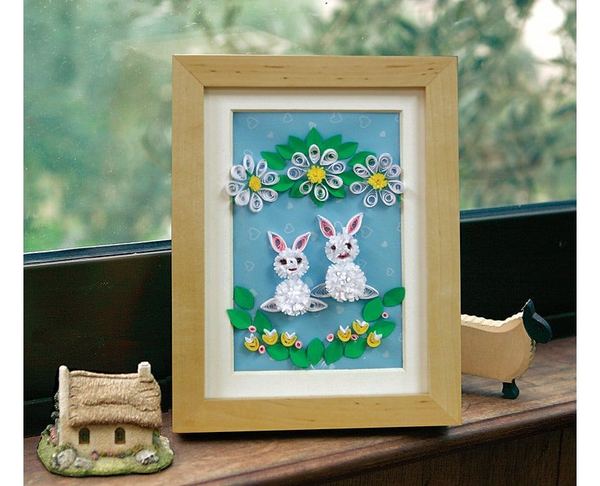 Quilling tavşan çerçeve: ahşap çerçevede mavi zemin üstüne beyaz kağıt dolama iki tavşan, papatyalar ve yeşil yapraklar