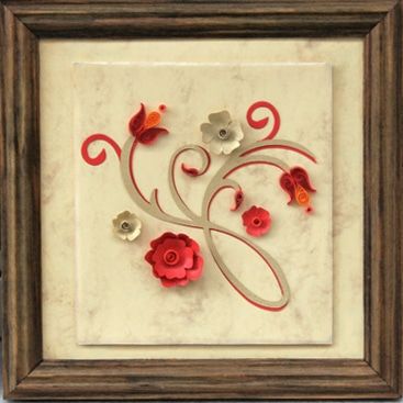 Ahşap çerçevede krem zemin üzerine kırmızı güller ve kıvrık dallardan oluşan quilling kompozisyon