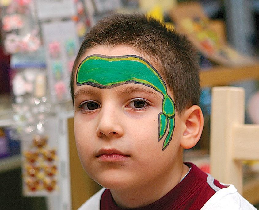 Bandananın içi koyu yeşil boyayla doldurulmuş, düğüm ve uçları belirginleşmiş