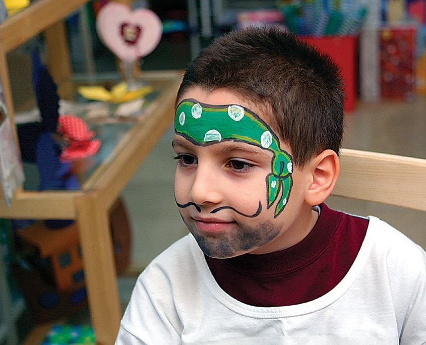 Bandanaya beyaz puantiyeler eklenmiş, bıyık ve sakal gölgesi tamamlanmış korsan boyaması