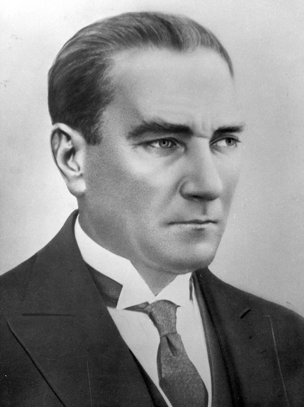 Çerçeve için kullanılan takım elbiseli siyah-beyaz Atatürk portresi fotoğrafı