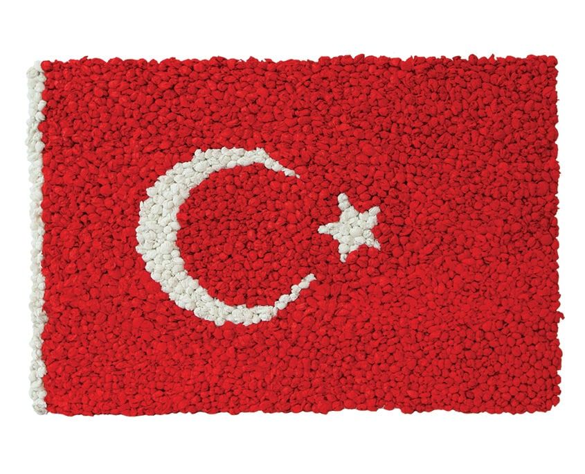 Bayrağımızı Yapıyoruz: kırmızı ve beyaz buruşturulmuş kağıt toplarıyla yapılmış Türk bayrağı