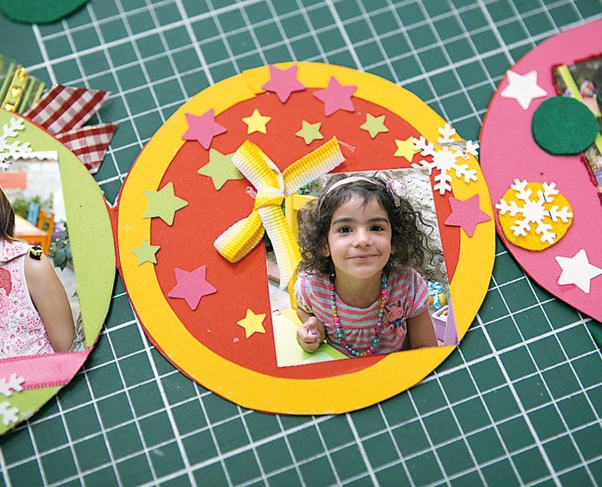 Sarı çerçeveli kırmızı albüm sayfası, fotoğrafın çevresinde pembe ve sarı yıldızlar