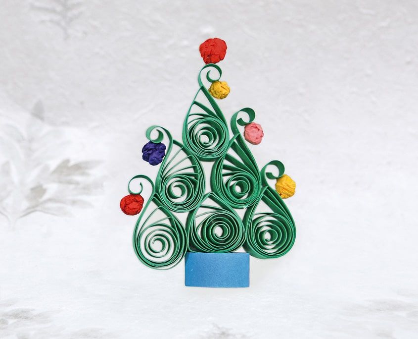 Quilling ile yeni yıl ağacı: yeşil spiral rulolardan çam ağacı, renkli yuvarlak süsler ve mavi saksı