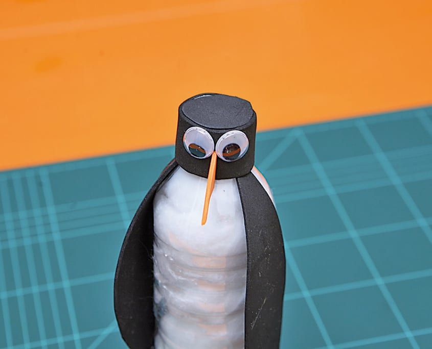Penguenin siyah başına oynar gözler ve ince uzun turuncu gaga eklenmiş