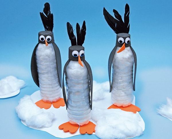 Şişe penguenler: pamuk dolu pet şişelerden, siyah tüy tepeli üç penguen pamuk karlar üzerinde