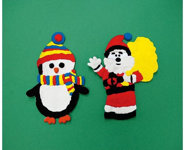 Yeni yıl duvar süsleri: oyun hamurundan çizgili bereli penguen ve hediye çuvallı Noel Baba, yeşil zeminde
