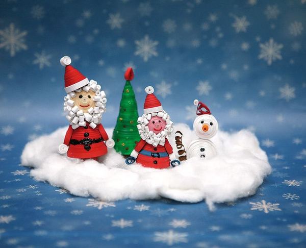 Quilling kardan adam ve Noel Baba: pamuk kar üzerinde iki Noel Baba, yeşil çam ağacı ve kardan adam