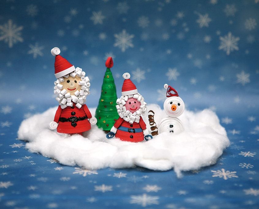 Quilling kardan adam ve Noel Baba: pamuk kar üzerinde iki Noel Baba, yeşil çam ağacı ve kardan adam