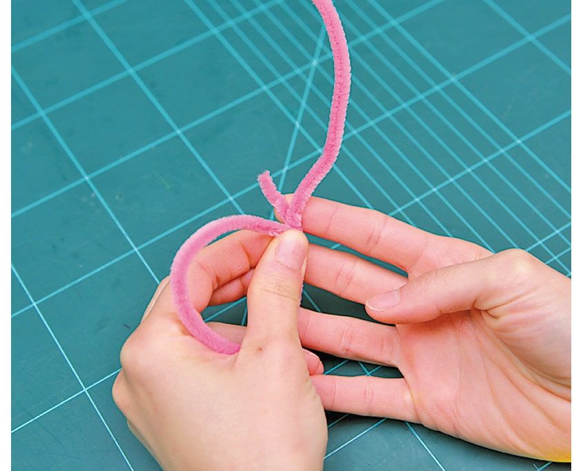 Pembe tüylü tel parmakların etrafına sarılarak ilk halka oluşturuluyor
