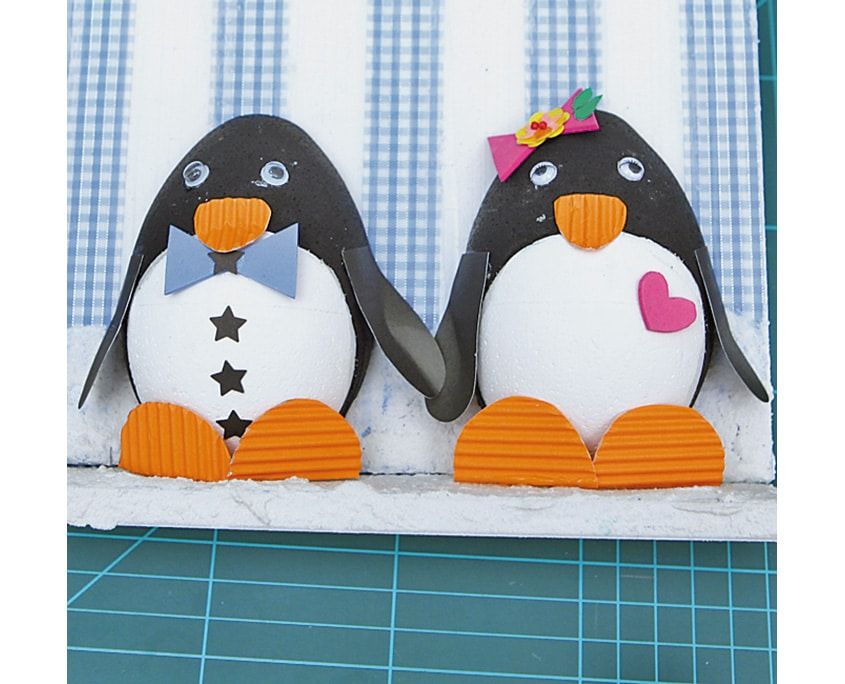 Fona yapıştırılmış iki penguen, siyah kanatlar ve oluklu turuncu ayaklar görünüyor