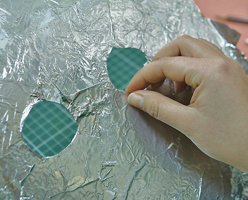 Göz deliklerinin üzerindeki folyo parmakla kesilip içe doğru açılıyor