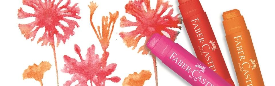 Pembe ve turuncu boya çubuklarıyla yapılmış suluboya etkili çiçek boyaması ve yanında boya çubukları