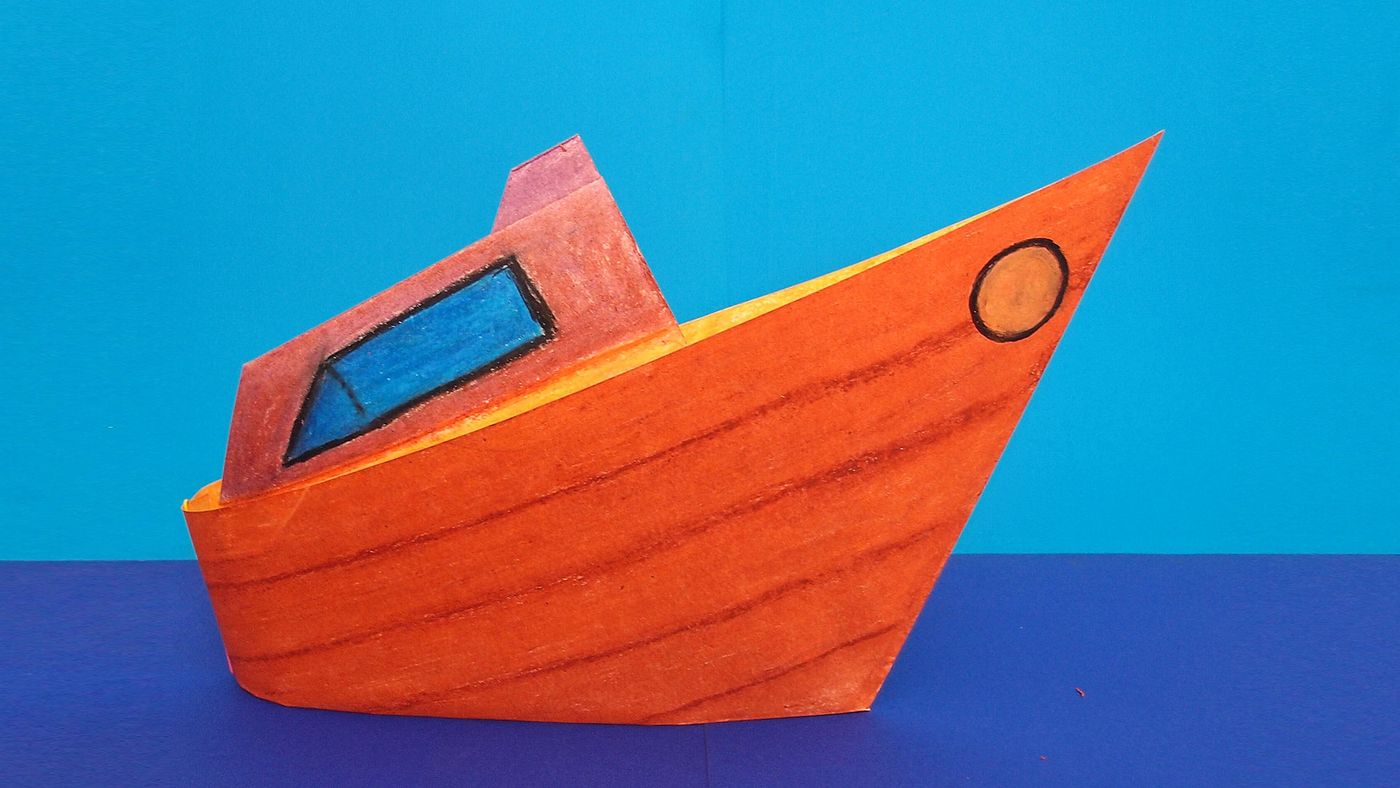 Origami teknenin sağ yandan görünüşü, turuncu gövdede kahverengi tahta çizgileri ve mavi cam
