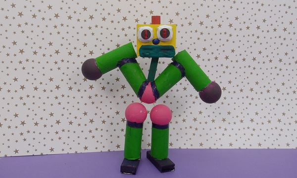 Bay Robot: yeşil silindirler, pembe ve mor toplarla yapılmış eklemli robot, oynar gözlü sarı kafa