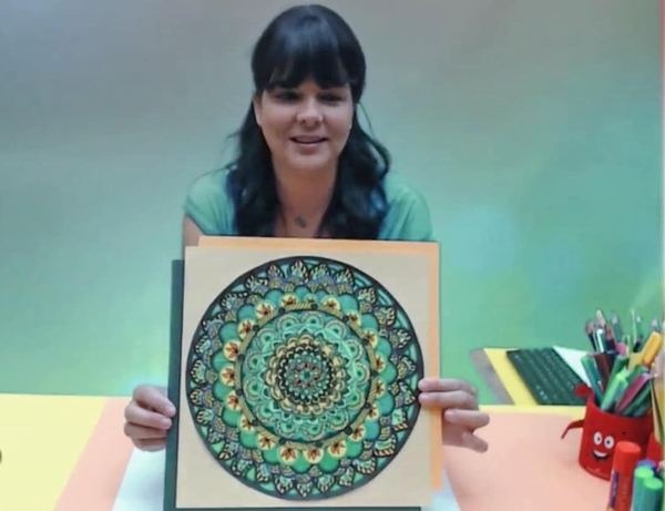 Mandala III canlı atölyesinden kare: eğitmen yeşil ve siyah tonlu mandalayı gösteriyor