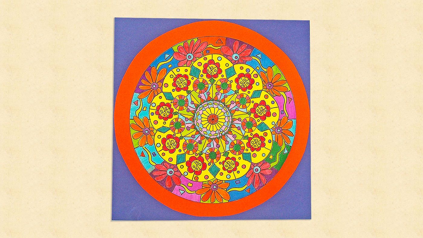 Mandala atölyesi II bitmiş çalışma: turuncu halka çerçeveli renkli mandala mor kartonda