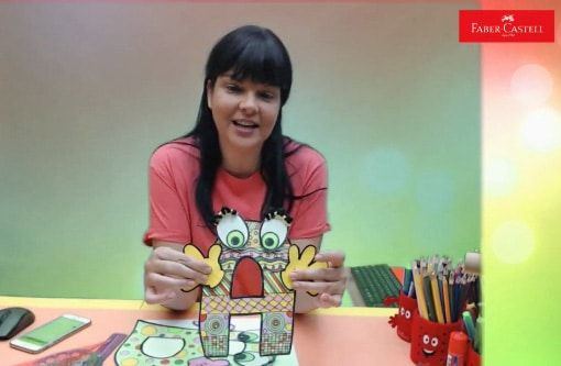 Sevimli harfler canlı atölyesinden kare: eğitmen gözlü ve elli desenli harf figürünü gösteriyor