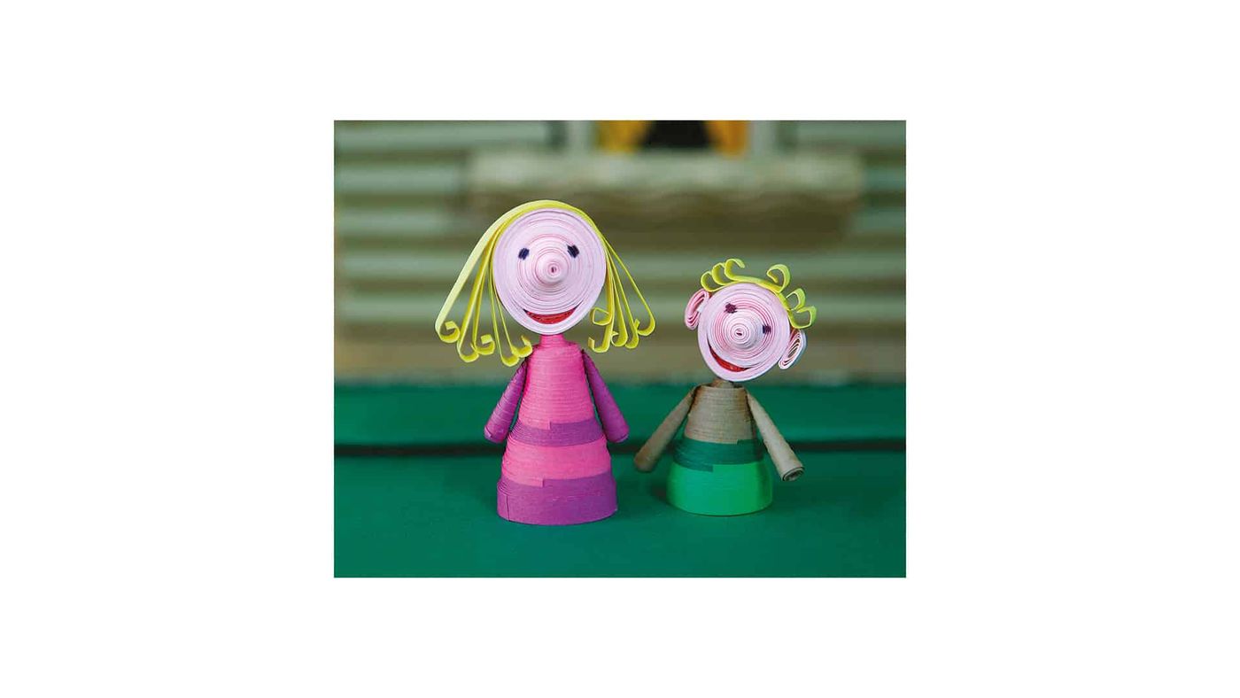 Quilling anne ve çocuk kukla: pembe çizgili koni gövdeli büyük kukla ile yeşil gövdeli küçük kukla yan yana