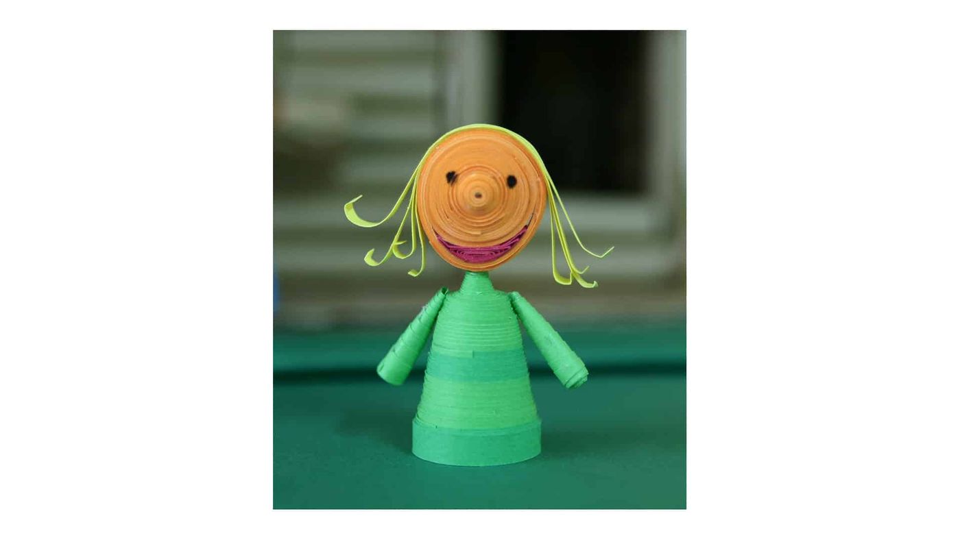 Yeşil tonlu çizgili gövdesi ve açık yeşil kıvrık saçlarıyla turuncu yüzlü quilling kukla