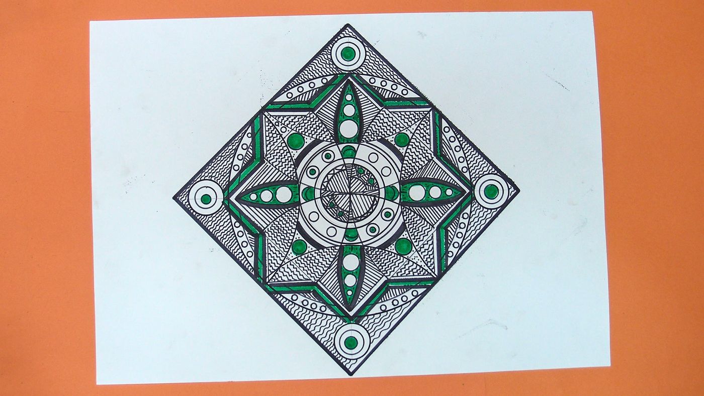 Siyah ve yeşil kalemle ince desenlerle doldurulmuş eşkenar dörtgen mandala, henüz renklendirilmemiş