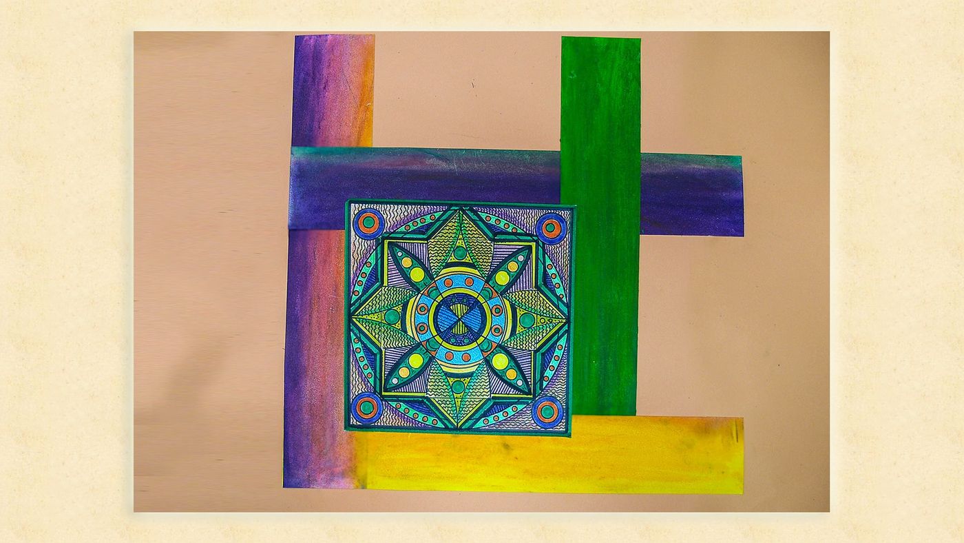 Kesilmiş mandala, pastel boyalı mor, yeşil ve sarı kağıt şeritlerin ortasında yerleştirilerek deneniyor