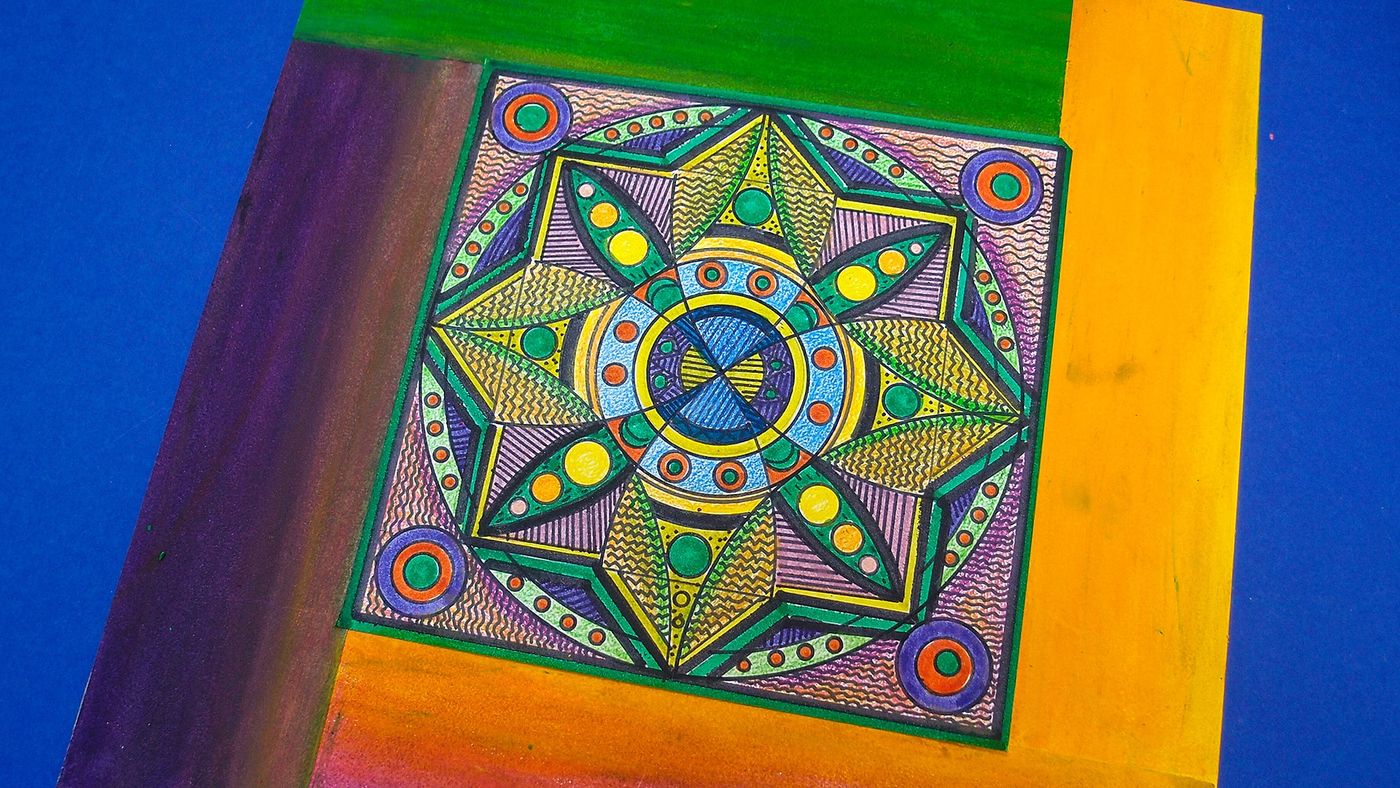 Pastel şerit çerçeveli mandala çalışması eğik açıdan, mor ve turuncu kenarlar belirgin
