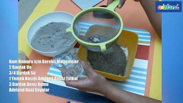 Kum hamuru yayınından kare: deniz kumu elekten geçiriliyor, ekranda un, su, tutkal ve kum ölçüleri